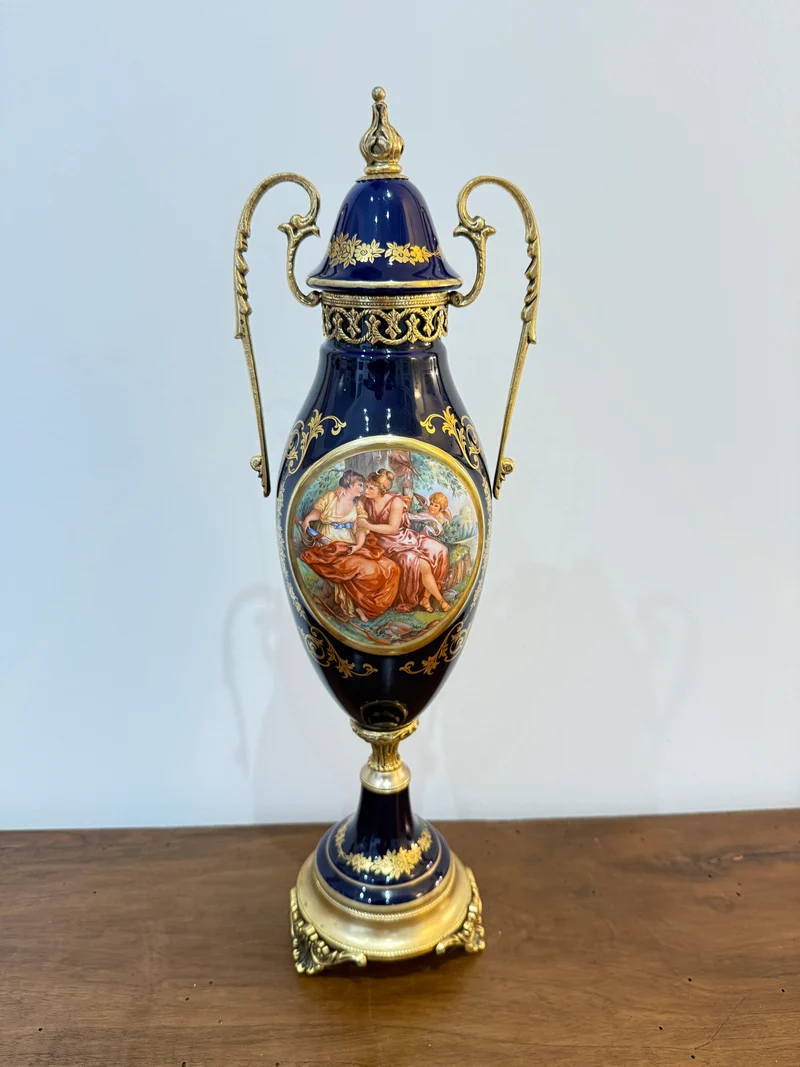 Grand vase couvert en porcelaine bleu cobalt de style Sèvres – Décor romantique – 47 cm