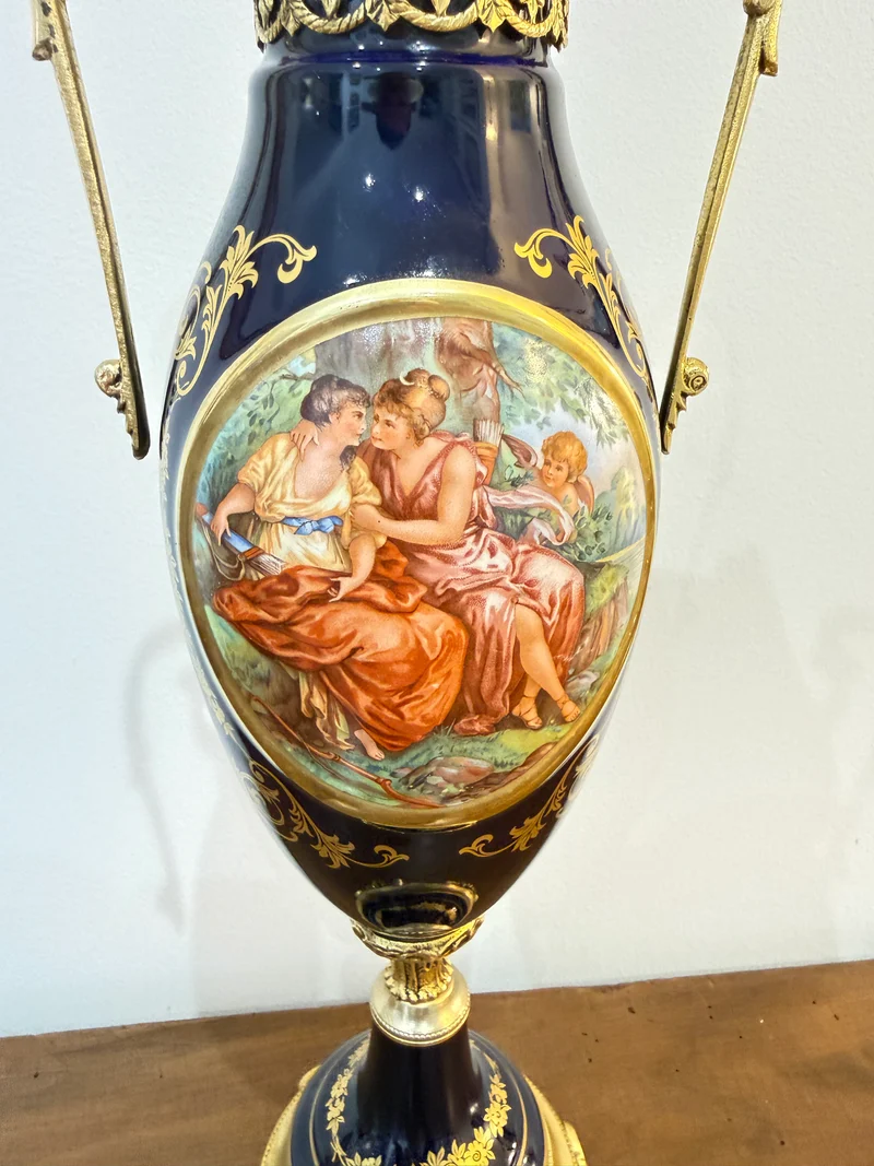 Grand vase couvert en porcelaine bleu cobalt de style Sèvres – Décor romantique – 47 cm