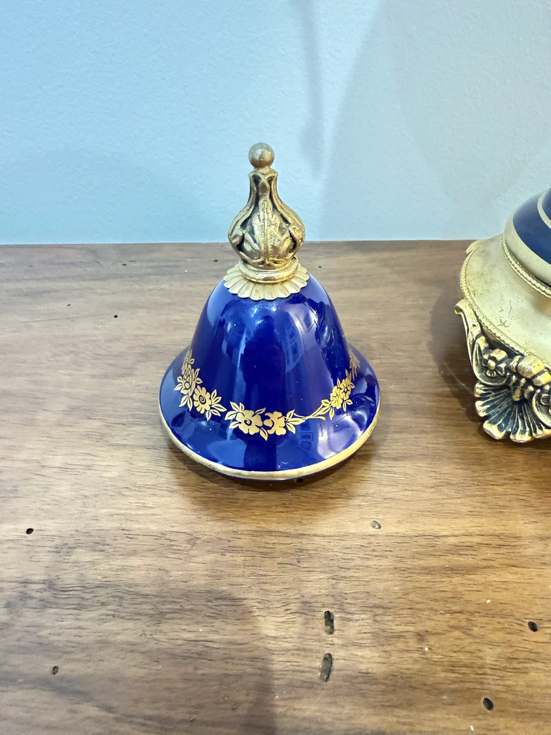 Grand vase couvert en porcelaine bleu cobalt de style Sèvres – Décor romantique – 47 cm