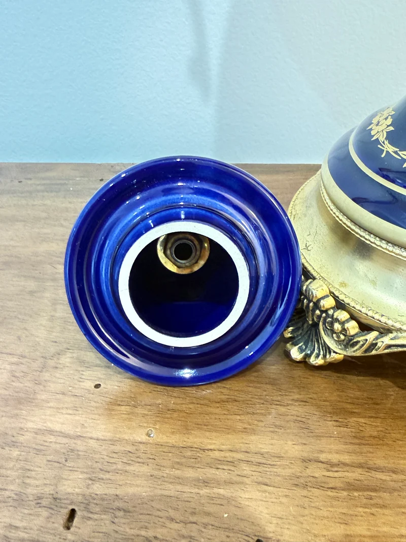 Grand vase couvert en porcelaine bleu cobalt de style Sèvres – Décor romantique – 47 cm