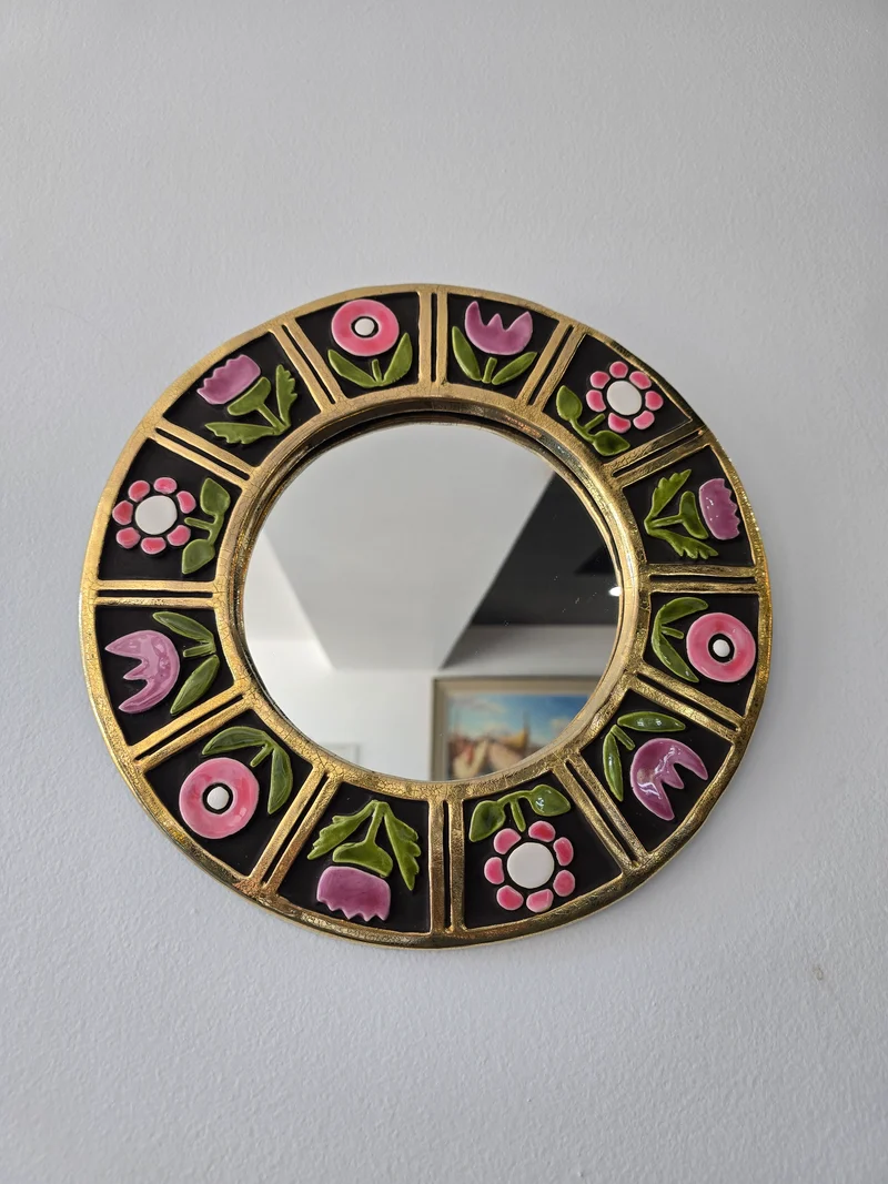 Mithé Espelt - miroir en céramique émaillée. Décor floral, années 1960