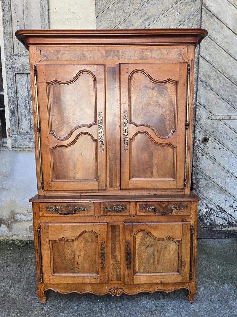 Buffet deux-corps d’époque Louis XV en noyer massif – XVIIIe siècle