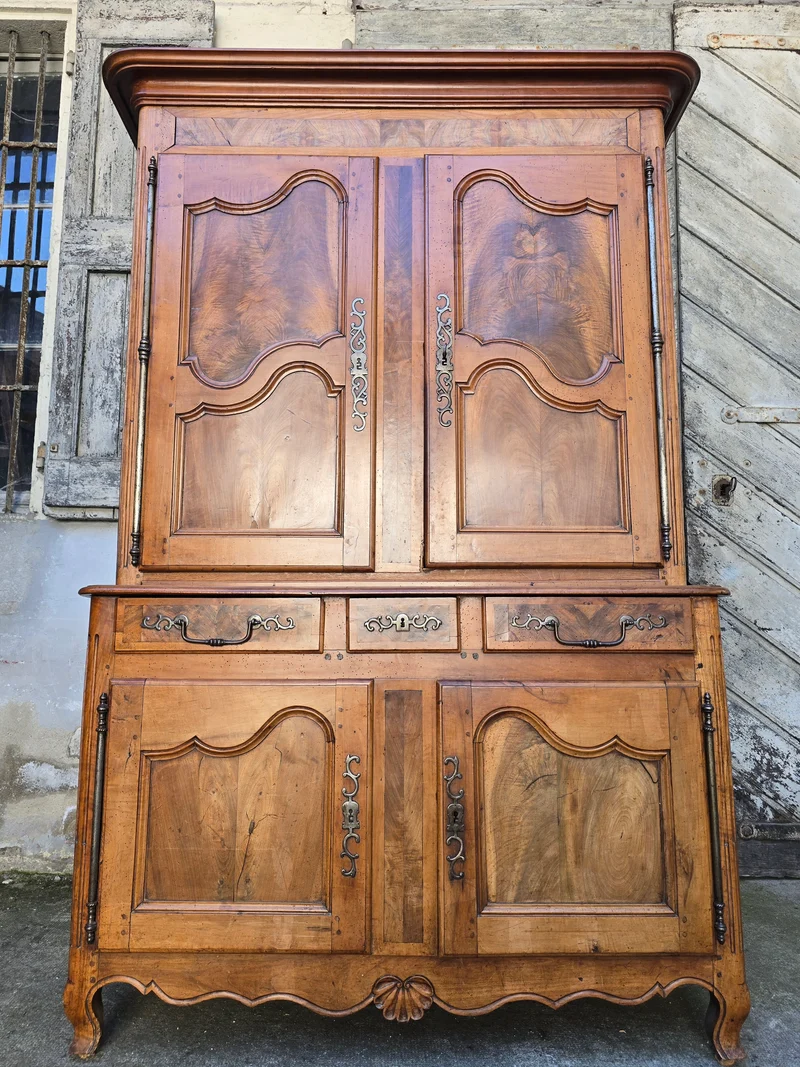 Buffet deux-corps d’époque Louis XV en noyer massif – XVIIIe siècle