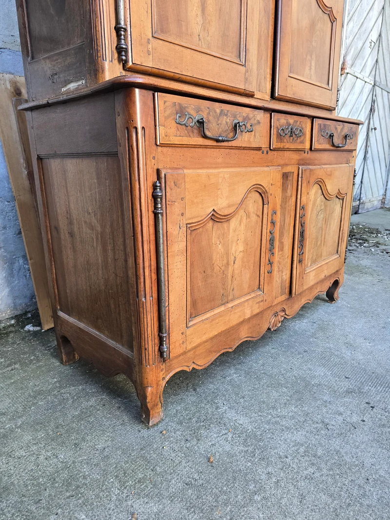 Buffet deux-corps d’époque Louis XV en noyer massif – XVIIIe siècle