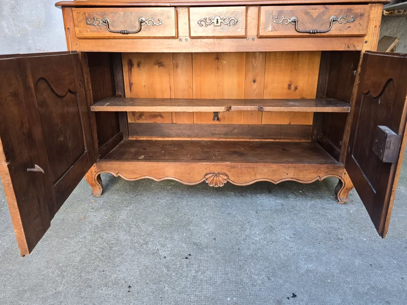 Buffet deux-corps d’époque Louis XV en noyer massif – XVIIIe siècle
