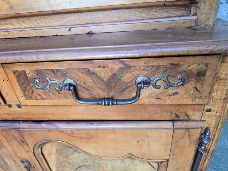 Buffet deux-corps d’époque Louis XV en noyer massif – XVIIIe siècle