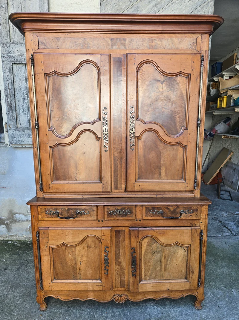 Buffet deux-corps d’époque Louis XV en noyer massif – XVIIIe siècle