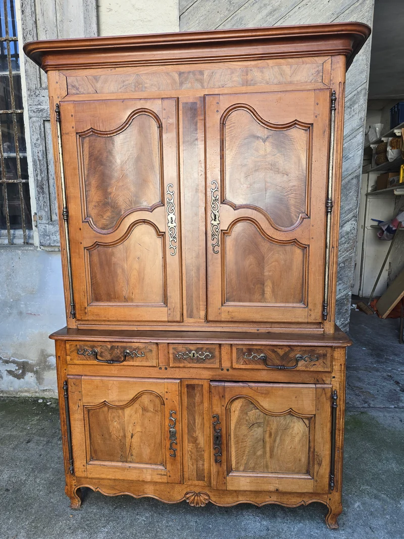 Buffet deux-corps d’époque Louis XV en noyer massif – XVIIIe siècle