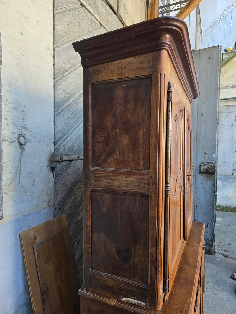 Buffet deux-corps d’époque Louis XV en noyer massif – XVIIIe siècle