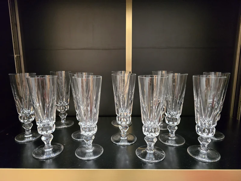 12 flûtes à champagne Saint-Louis modèle Guernesey en cristal taillé