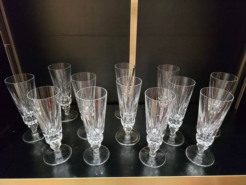 12 flûtes à champagne Saint-Louis modèle Guernesey en cristal taillé