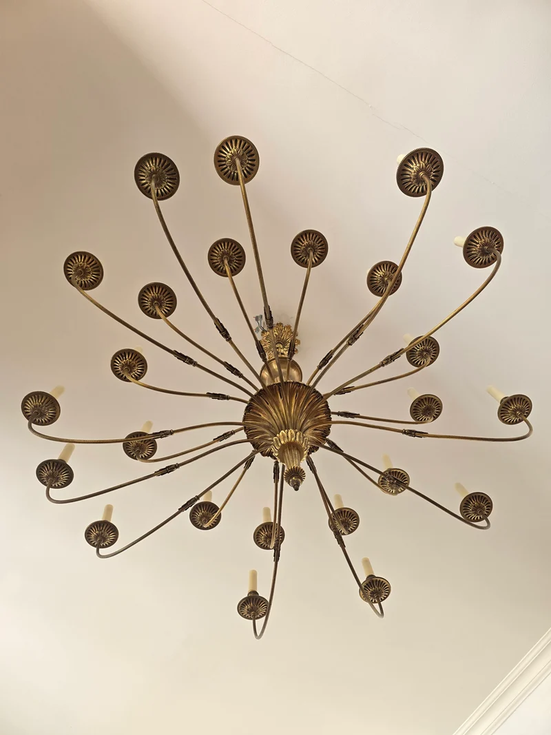 Grand lustre en laiton massif à 24 feux