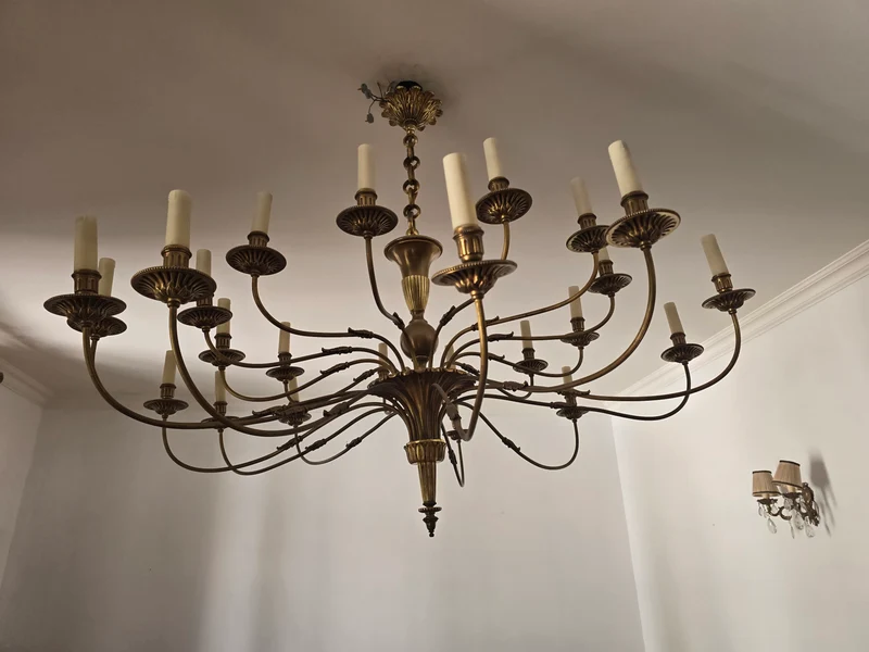 Grand lustre en laiton massif à 24 feux