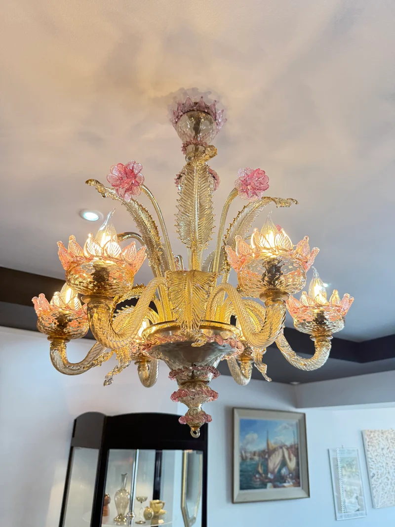 Lustre vénitien en verre de Murano à décor floral rose et doré – 6 feux