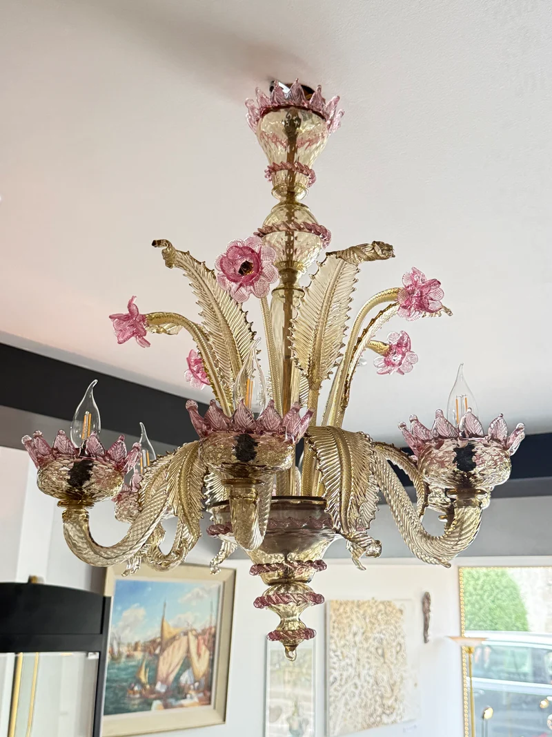 Lustre vénitien en verre de Murano à décor floral rose et doré – 6 feux