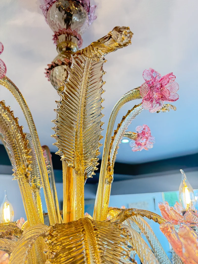 Lustre vénitien en verre de Murano à décor floral rose et doré – 6 feux