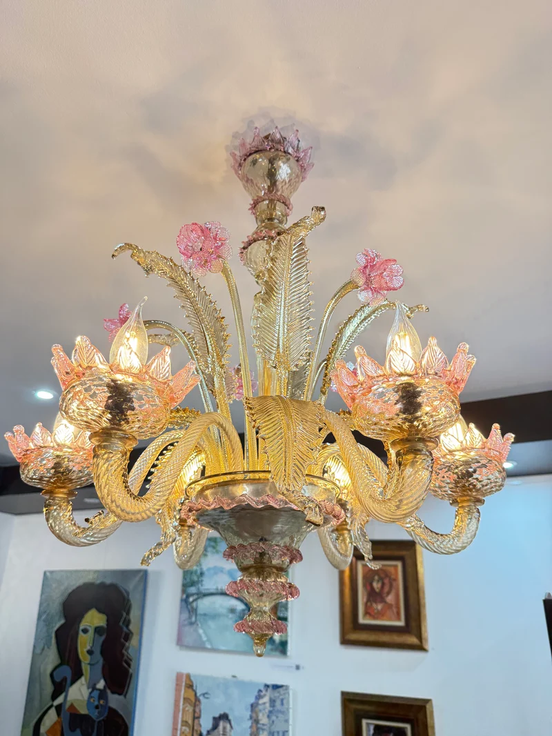 Lustre vénitien en verre de Murano à décor floral rose et doré – 6 feux