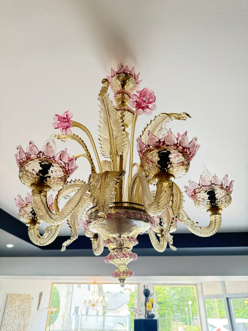Lustre vénitien en verre de Murano à décor floral rose et doré – 6 feux