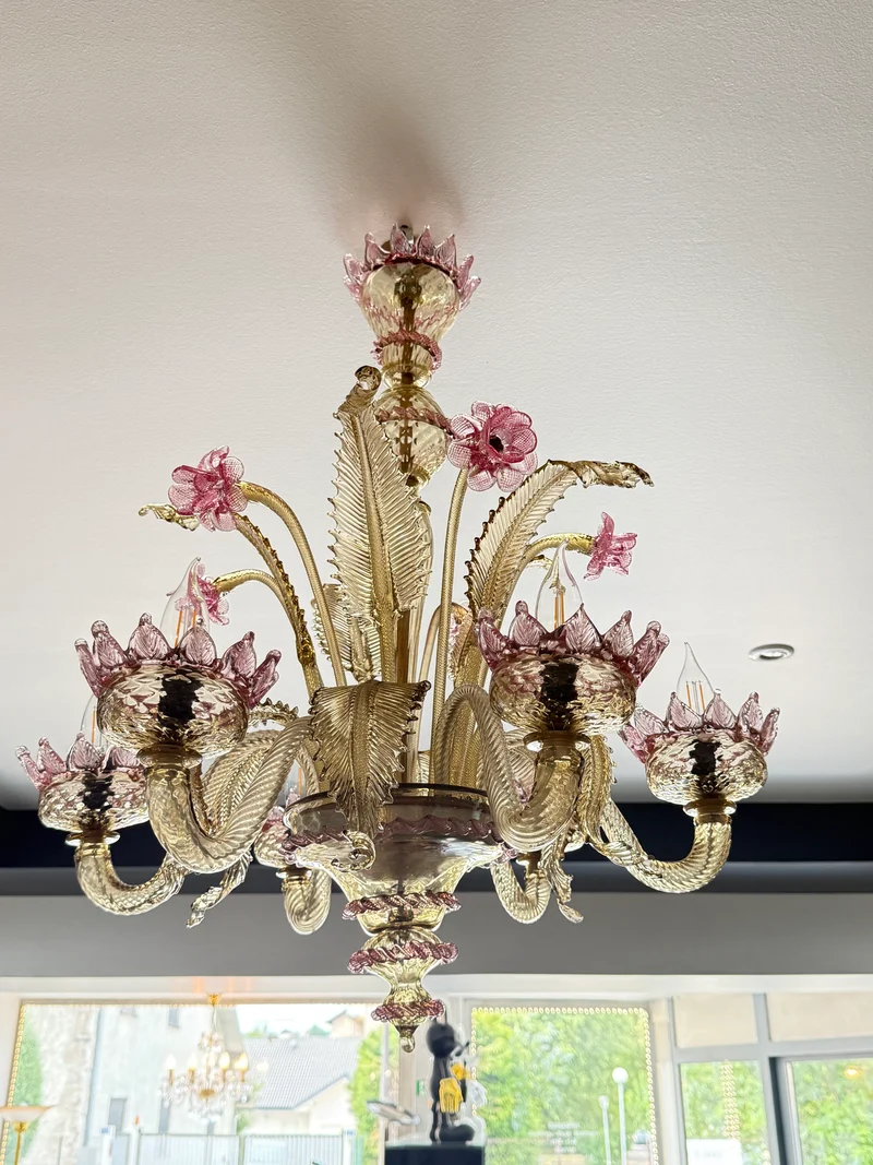 Lustre vénitien en verre de Murano à décor floral rose et doré – 6 feux