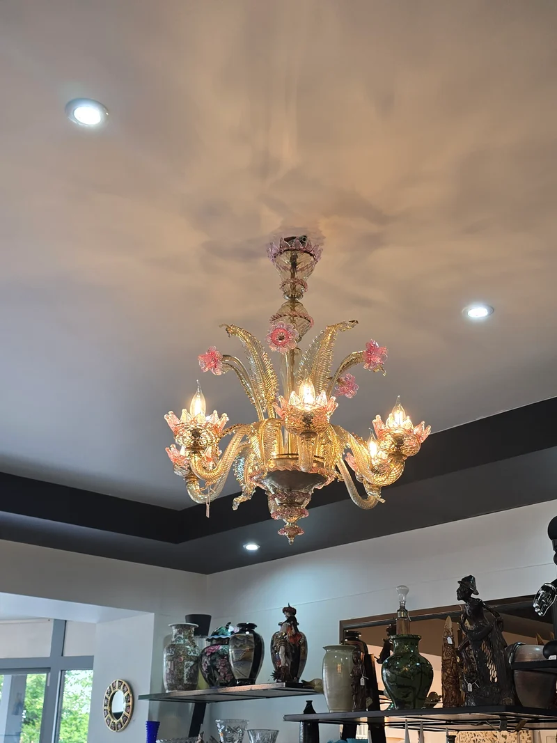 Lustre vénitien en verre de Murano à décor floral rose et doré – 6 feux