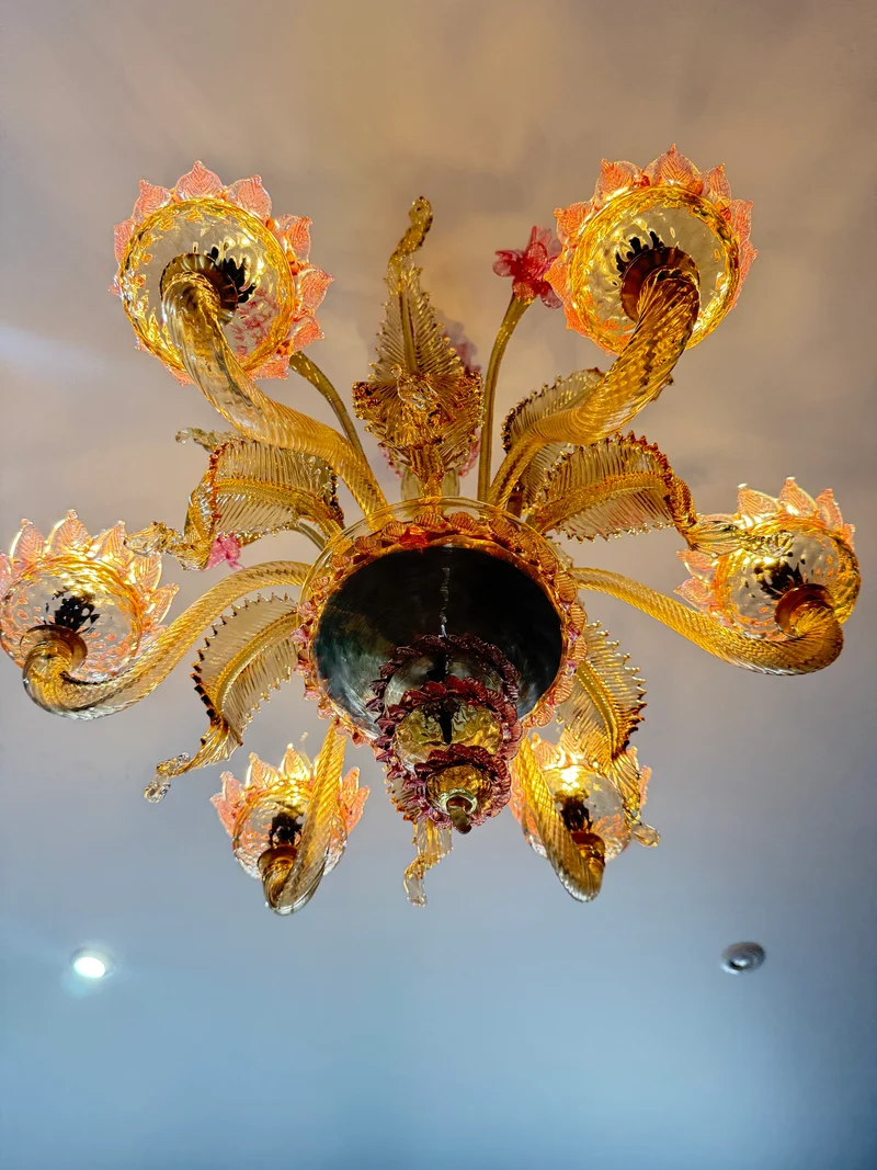 Lustre vénitien en verre de Murano à décor floral rose et doré – 6 feux
