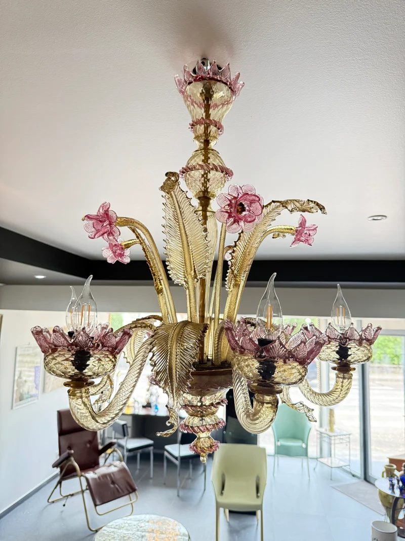 Lustre vénitien en verre de Murano à décor floral rose et doré – 6 feux