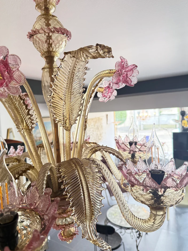 Lustre vénitien en verre de Murano à décor floral rose et doré – 6 feux