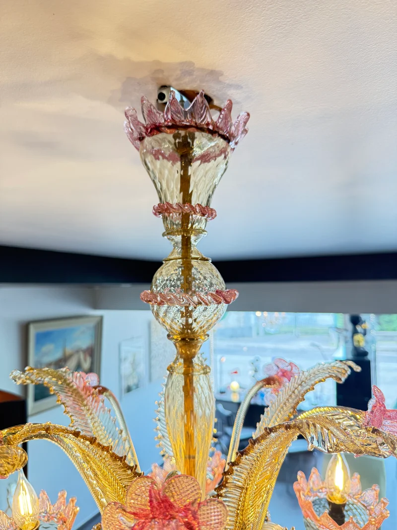 Lustre vénitien en verre de Murano à décor floral rose et doré – 6 feux