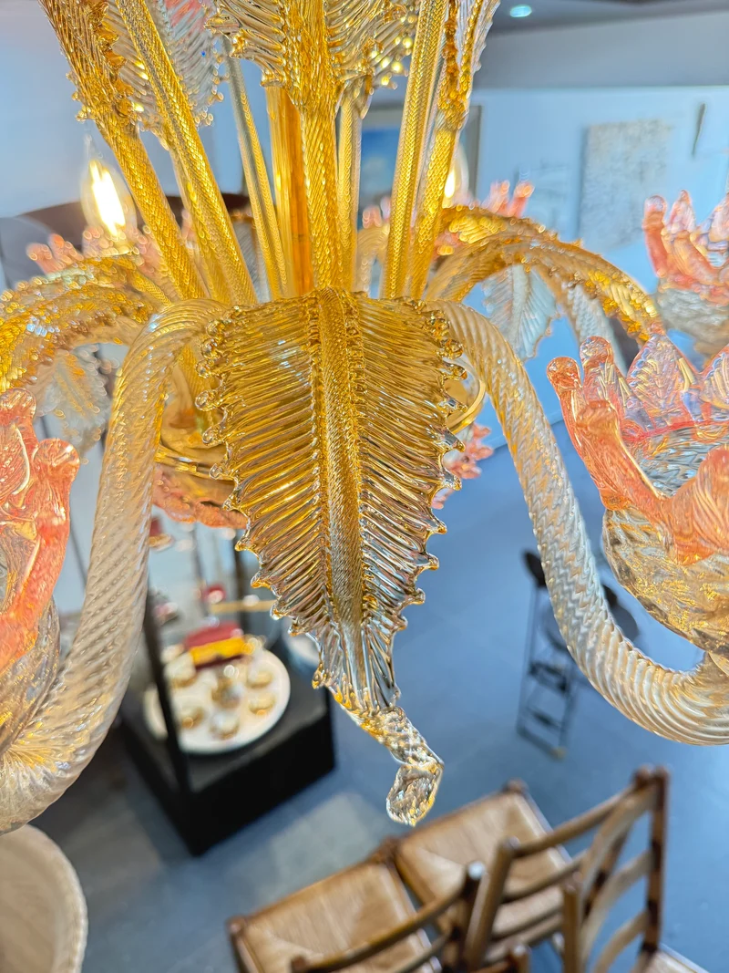 Lustre vénitien en verre de Murano à décor floral rose et doré – 6 feux