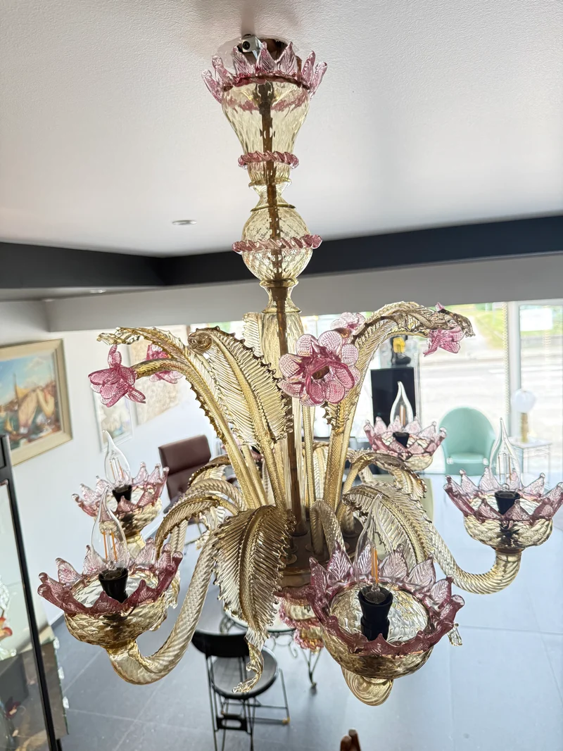 Lustre vénitien en verre de Murano à décor floral rose et doré – 6 feux