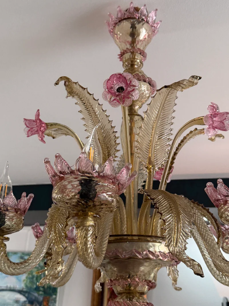 Lustre vénitien en verre de Murano à décor floral rose et doré – 6 feux