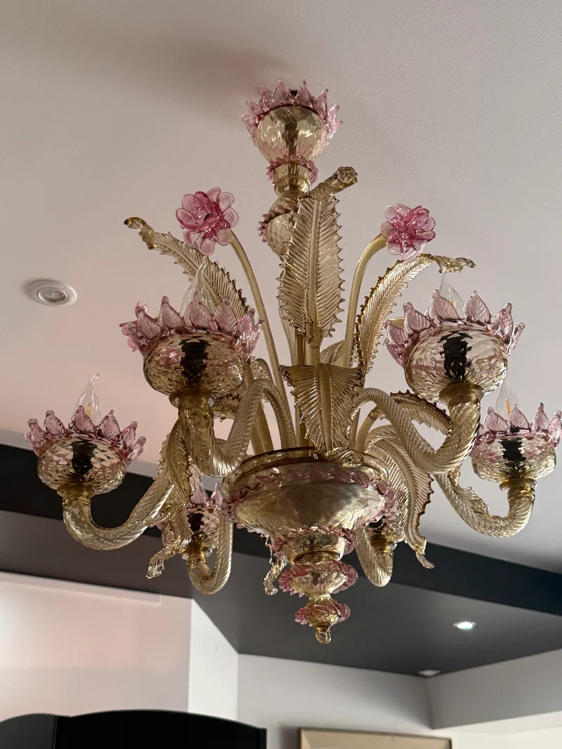 Lustre vénitien en verre de Murano à décor floral rose et doré – 6 feux