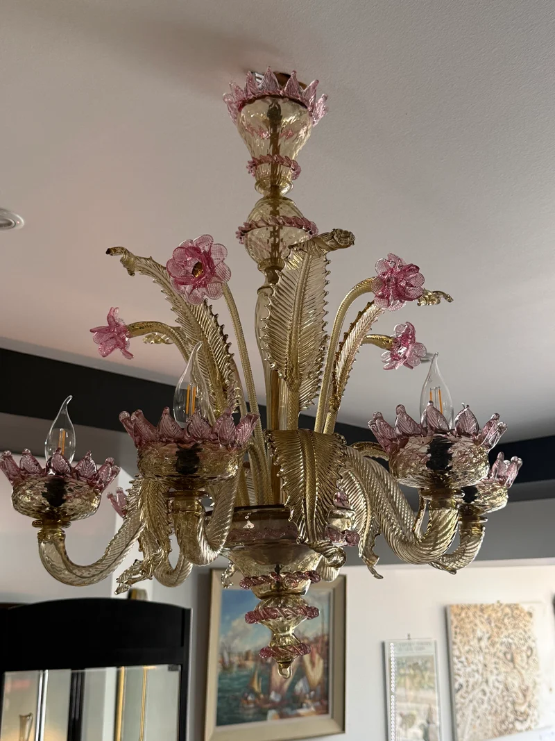 Lustre vénitien en verre de Murano à décor floral rose et doré – 6 feux