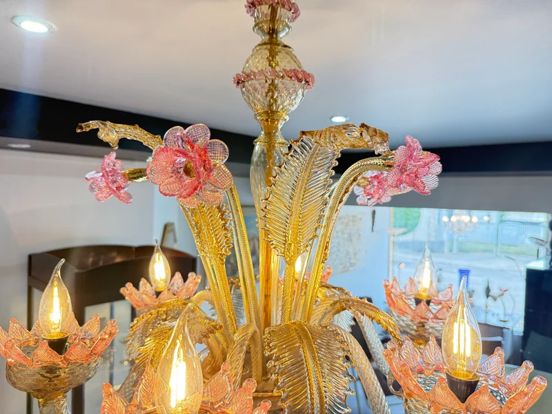 Lustre vénitien en verre de Murano à décor floral rose et doré – 6 feux
