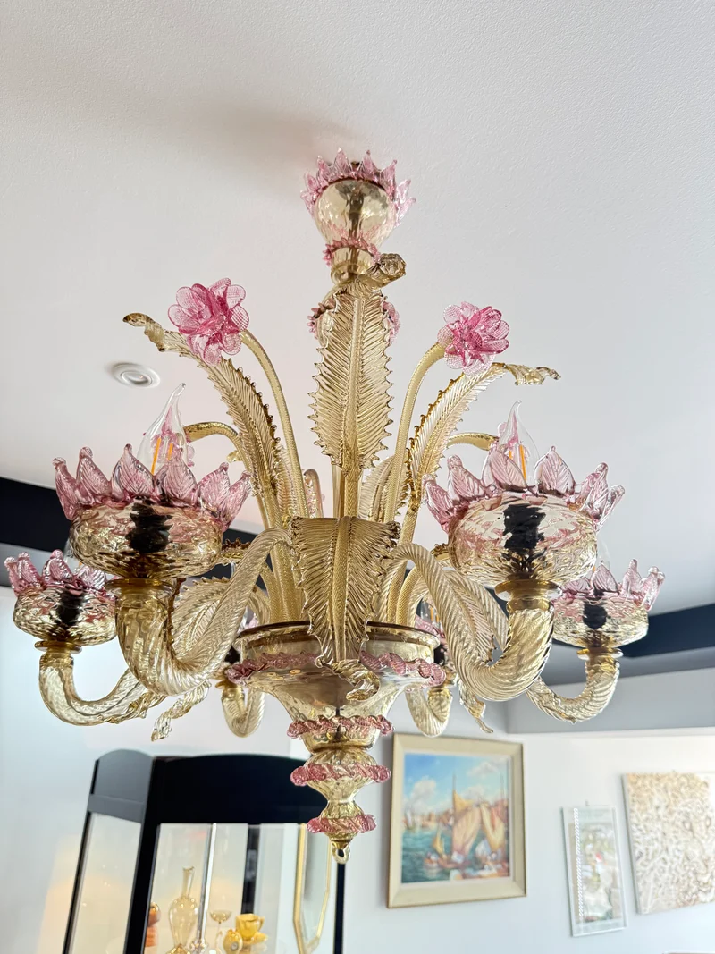 Lustre vénitien en verre de Murano à décor floral rose et doré – 6 feux