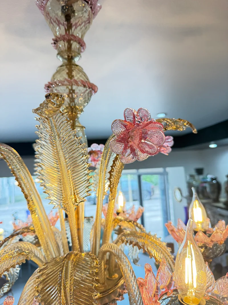 Lustre vénitien en verre de Murano à décor floral rose et doré – 6 feux