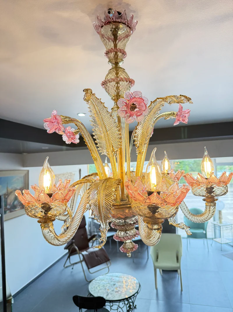 Lustre vénitien en verre de Murano à décor floral rose et doré – 6 feux