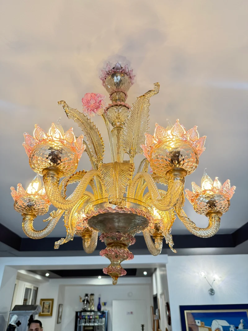 Lustre vénitien en verre de Murano à décor floral rose et doré – 6 feux