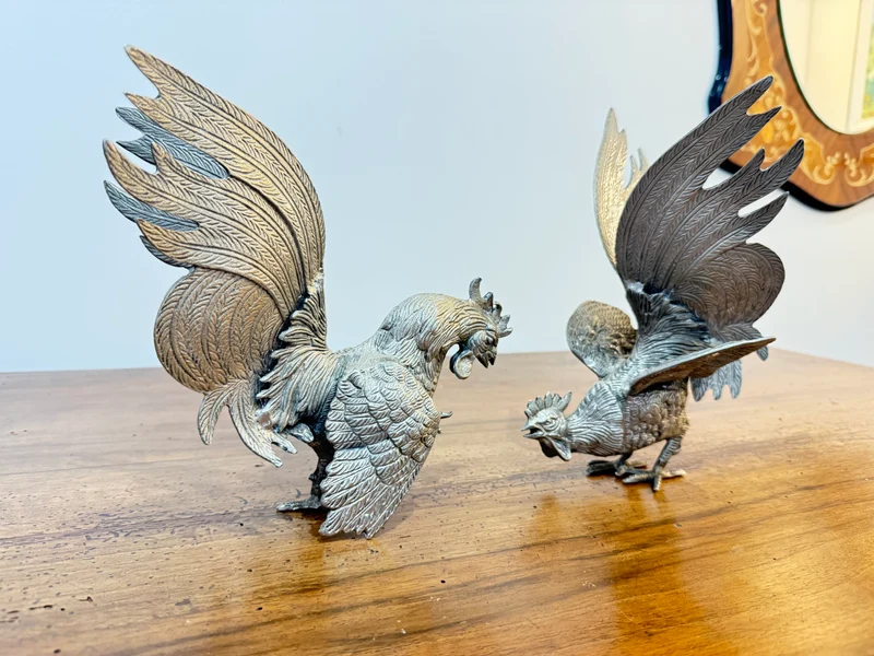 Paire de coqs décoratifs en métal argenté – Style Art Déco