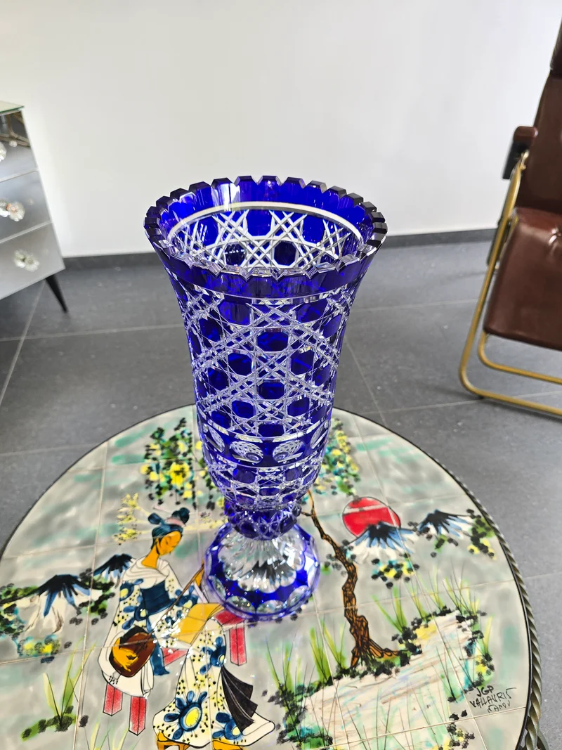 Vase en cristal taillé bleu cobalt “Les Grands Ducs” – Grand modèle sur pied