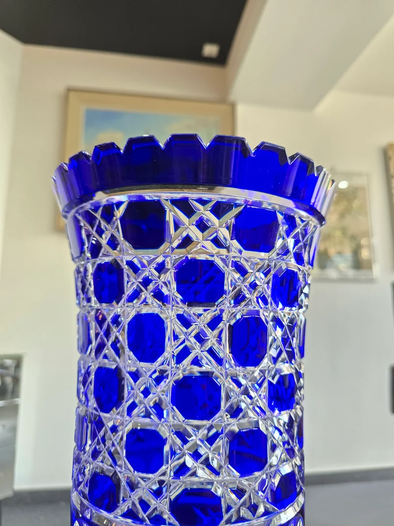 Vase en cristal taillé bleu cobalt “Les Grands Ducs” – Grand modèle sur pied