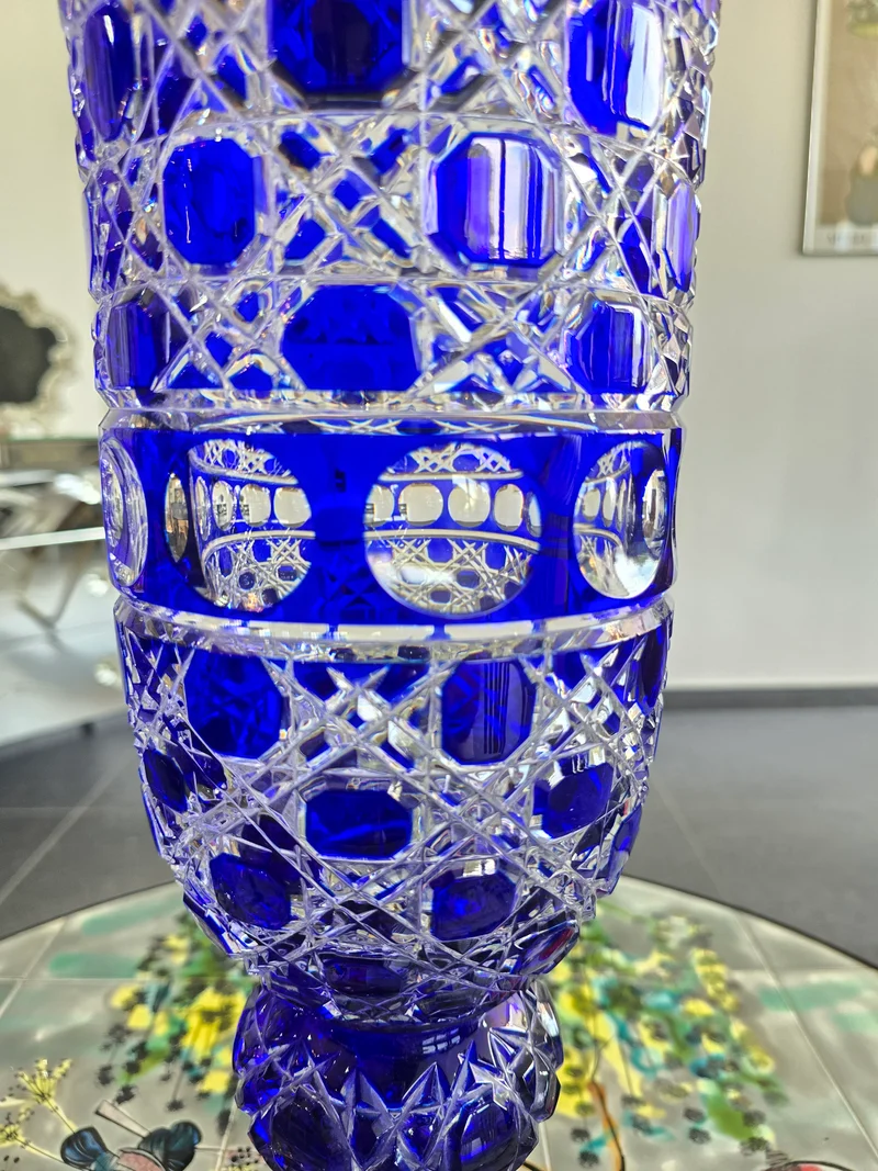 Vase en cristal taillé bleu cobalt “Les Grands Ducs” – Grand modèle sur pied