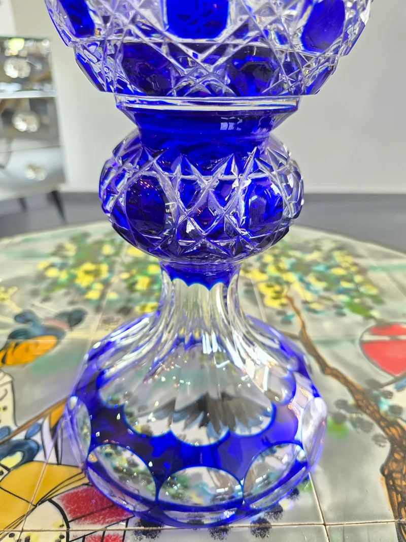 Vase en cristal taillé bleu cobalt “Les Grands Ducs” – Grand modèle sur pied