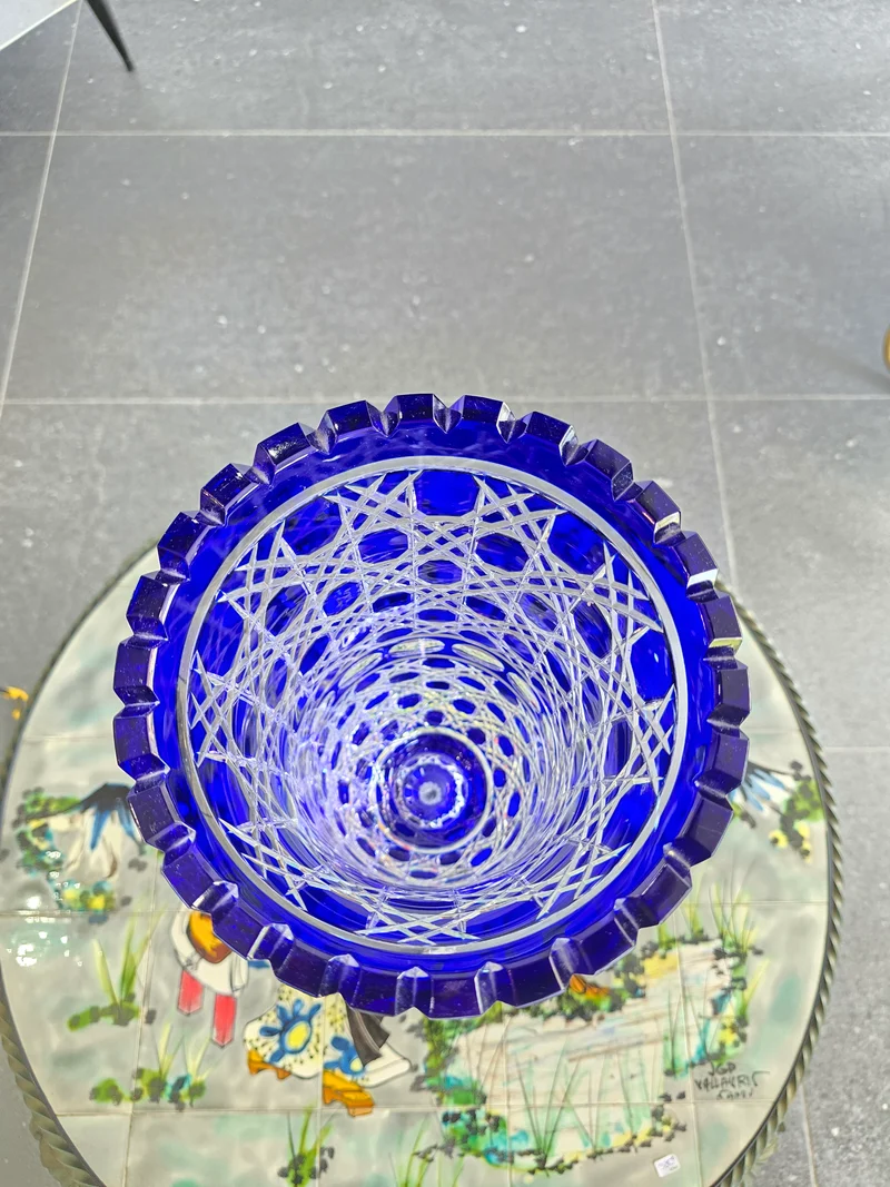 Vase en cristal taillé bleu cobalt “Les Grands Ducs” – Grand modèle sur pied