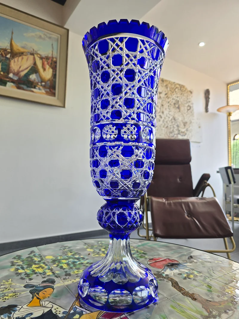 Vase en cristal taillé bleu cobalt “Les Grands Ducs” – Grand modèle sur pied