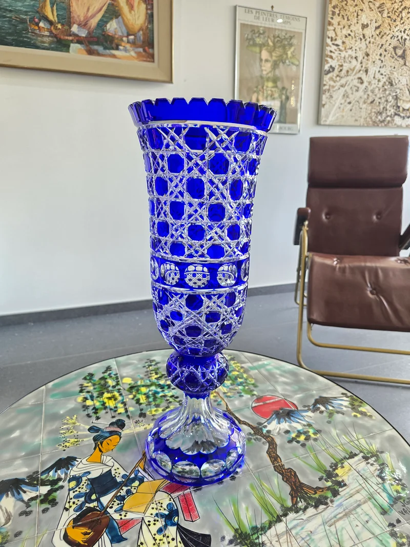 Vase en cristal taillé bleu cobalt “Les Grands Ducs” – Grand modèle sur pied