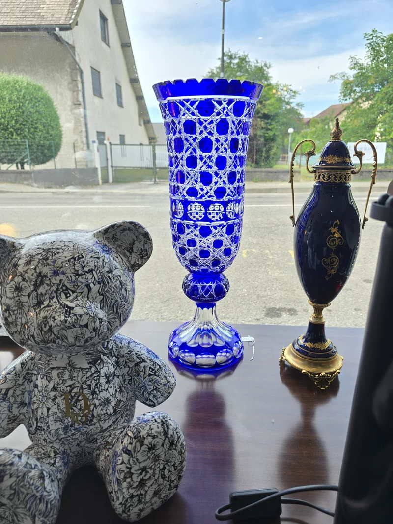 Vase en cristal taillé bleu cobalt “Les Grands Ducs” – Grand modèle sur pied