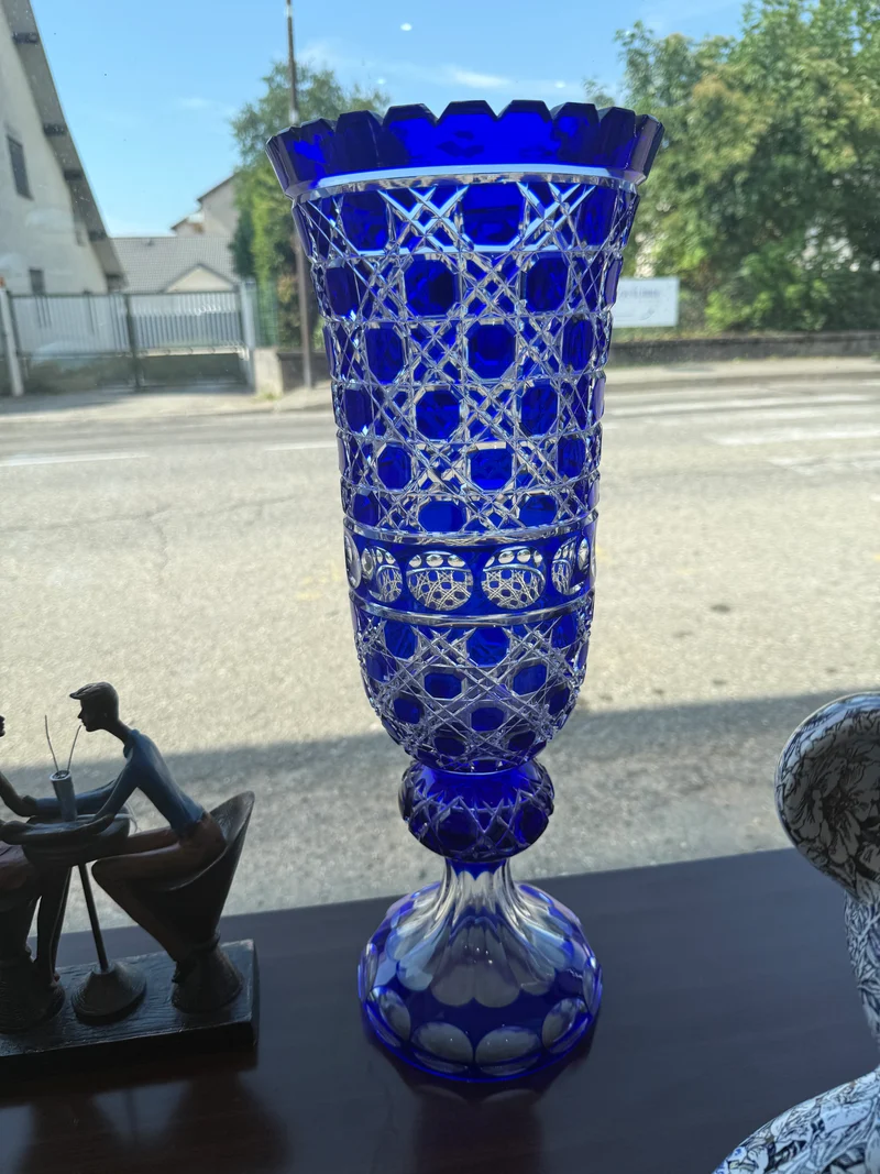 Vase en cristal taillé bleu cobalt “Les Grands Ducs” – Grand modèle sur pied