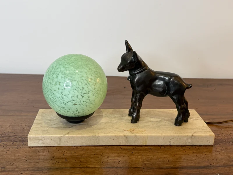 Lampe Art Déco “Faon” en régule et globe en verre – Socle en marbre
