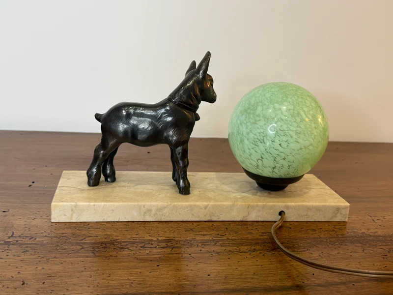 Lampe Art Déco “Faon” en régule et globe en verre – Socle en marbre